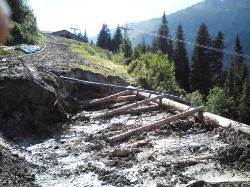 Abgerutschter Hang wird mit Holz gesichert