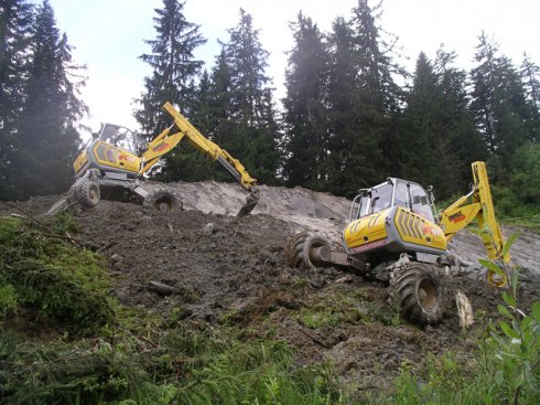 Abgerutschter Hang wird mit Holz gesichert