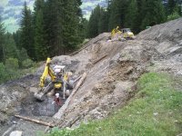 Abgerutschter Hang wird mit Holz gesichert