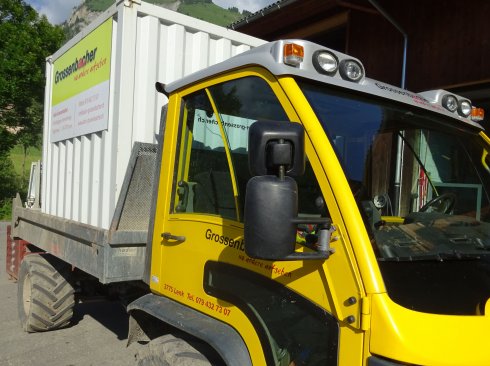 Transporter mit Baucontainer